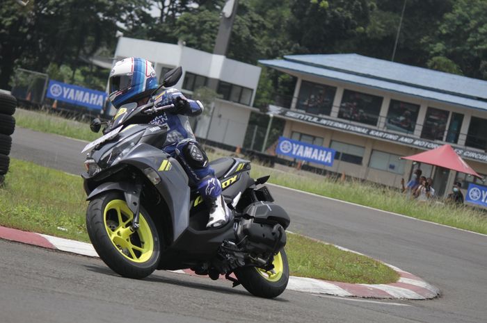 Galang Hendra saat mengendarai Yamaha Aerox 155 Connected