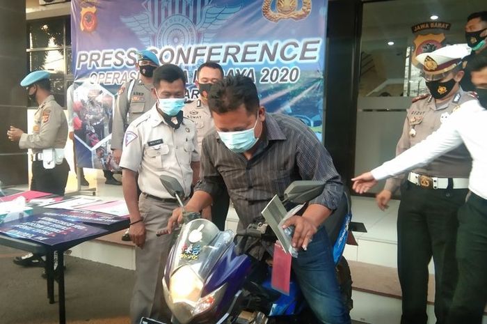Ujang, warga  Kabupaten Karawang menerima kembali motor Suzuki Satria F150 miliknya yang hilang selama 8 tahun, Senin (9/11/2020).