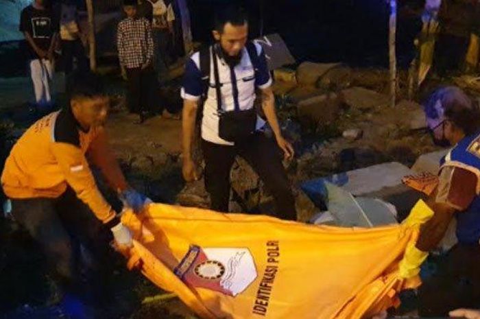 Jenazah ibu dan anak korban kecelakaan di Jalan Raya Trowulan dievakuasi ke mobil Ambulans. 