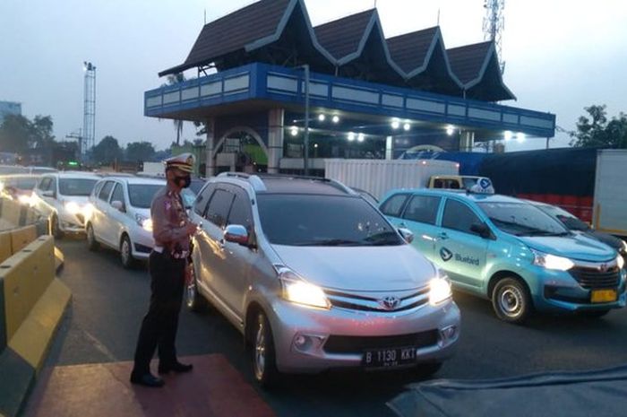 kondisi arus lalu lintas di Gerbang Tol Cengkareng menuju Bandara Soetta.