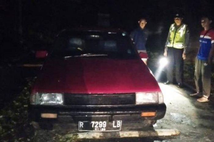 Sebuah sedan merah tak bertuan ditemukan di Desa Bakulan, Kemangkon, Purbalingga, Senin (9/10/2020). 