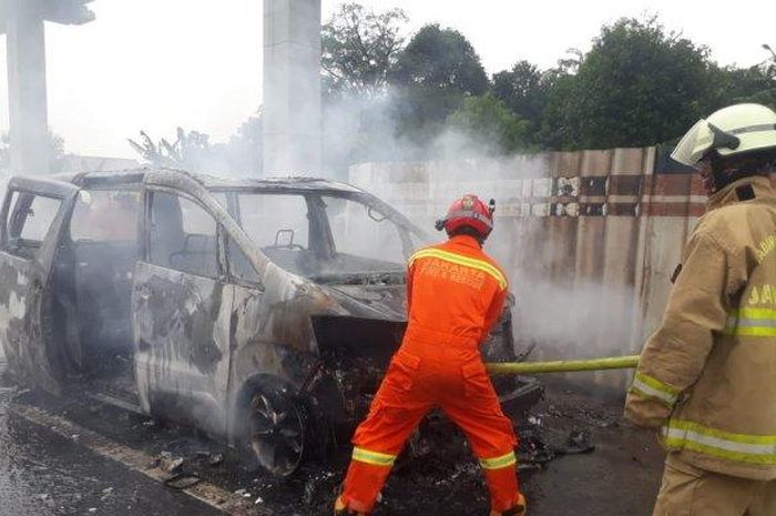 Toyota Alphard hangus tak bersisa diduga karena korsleting listrik