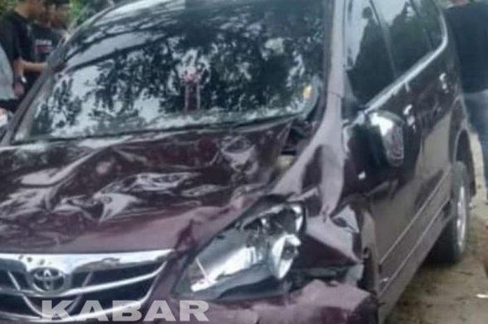 Toyota Avanza bawa rombongan study tour Covid-19 terjang motor saat nyalip