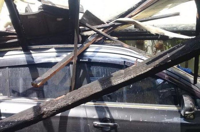 Suzuki SX4 S-Cross yang ikut terbakar di garasi rumah dokter spesialis di Makassar