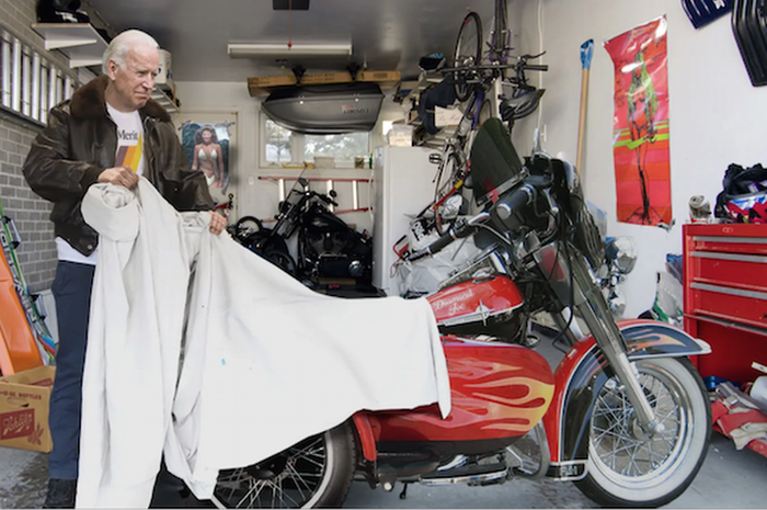 Presiden baru Amerika Serikat, Joe Biden sat berpose dengan Harley-Davidson lawas miliknya.