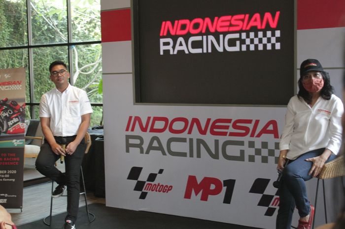 Rocky Soeraputra (kiri) dan Ance Dewianty selaku perwakilan dari MP1 Indonesian Racing dalam sesi jumpa pers di Kemang, Jakarta Selatan (11/11)