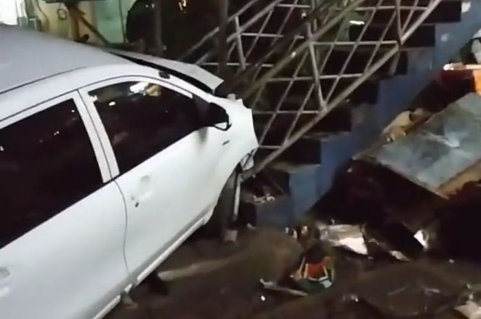 Sebuah Toyota Avanza tabrak gerobak nasi goreng dan tangga jembatan penyebrangan orang di Jalan Raya Serpong, Tangerang Selatan, Selasa (10/11/2020) malam.