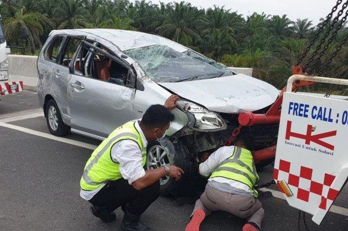 Toyota Avanza alami kecelakaan tunggal di tol Pekanbaru-Dumai, (11/11/20)