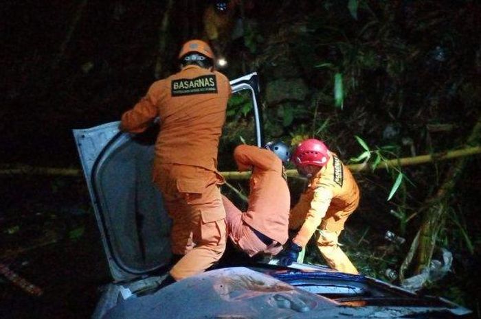 Proses evakuasi korban mobil masuk jurang di Desa Kekeran, Kecamatan Busungbiu, Buleleng, Bali, Rabu (11/11/2020) malam. 