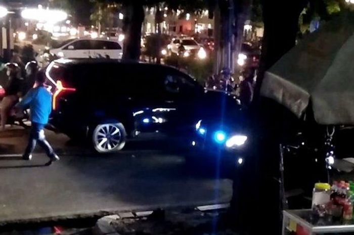 Mobil dinas RI 10 lawan arah di Jl Panglima Polim V, patwal arogan pukul bodi Mitsubishi Pajero Sport 