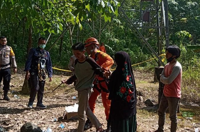 Pelaku pencurian motor, MS (17) akhirnya turun usai 17 jam berada di atas tower sutet karena takut ditangkap warga.