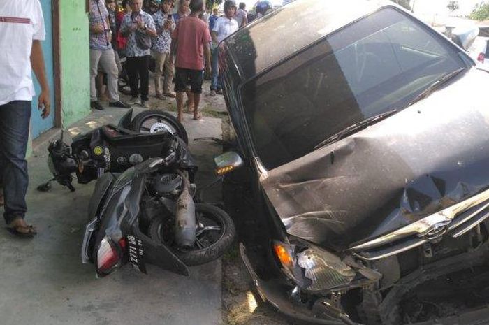 Toyota Avanza pelat merah nyungsep ke parit usai tabrak Yamaha Mio J saat berusaha terobos lampu merah di Belitung