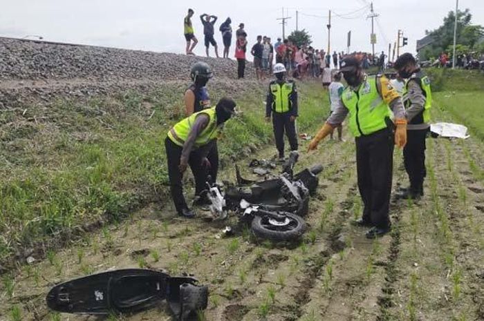 Polisi menunjukkan kondisi motor korban setelah terseret kereta api di perlintasan tanpa palang pintu di Kecamatan Papar Kabupaten Kediri Rabu (11/11/2020). 