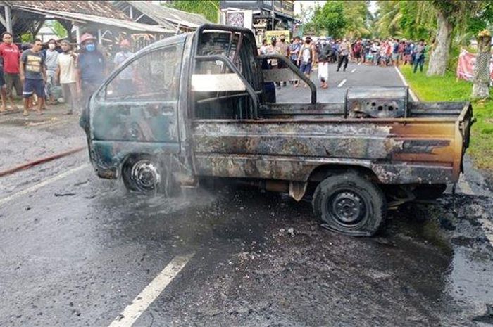 Suasana penanganan sebuah mobil berwarna putih terbakar di tengah Jalan Jurusan Buruan-Pitra, Desa Buruan, Kecamatan Penebel, Tabanan, Rabu (11/11/2020). 