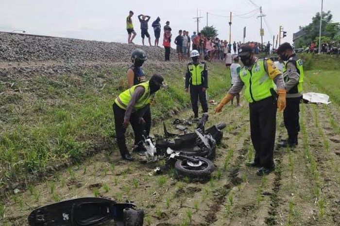 Honda BeAT hancur tak berbentuk hingga pengendara tewas terpental 30 meter usai ditebas kereta api Matarmaja di Kediri, Jawa Timur