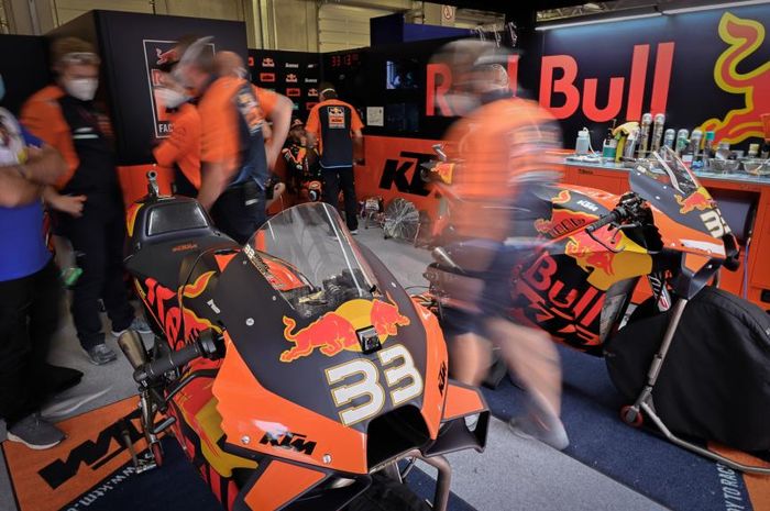 TIm pabrikan KTM mengalami perkembangan yang pesat pada ajang MotoGP 2020.