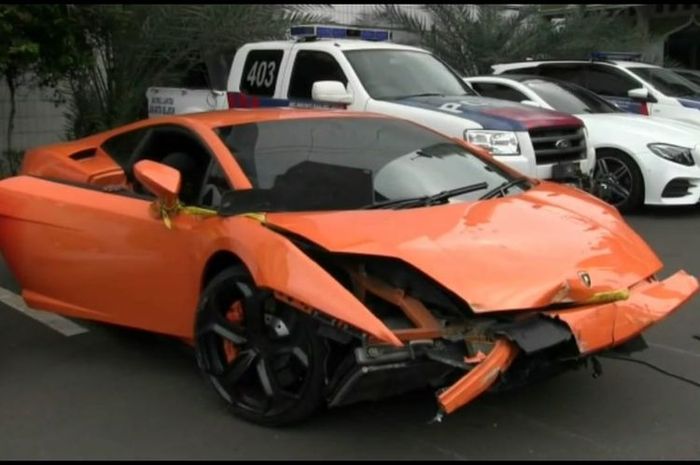 ilustrasi Lamborghini Gallardo rusak