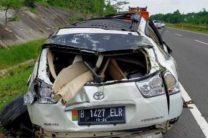 Toyota Harrier amburadul mulai bodi sampai kabin usai gelimpangan di tol Cipali