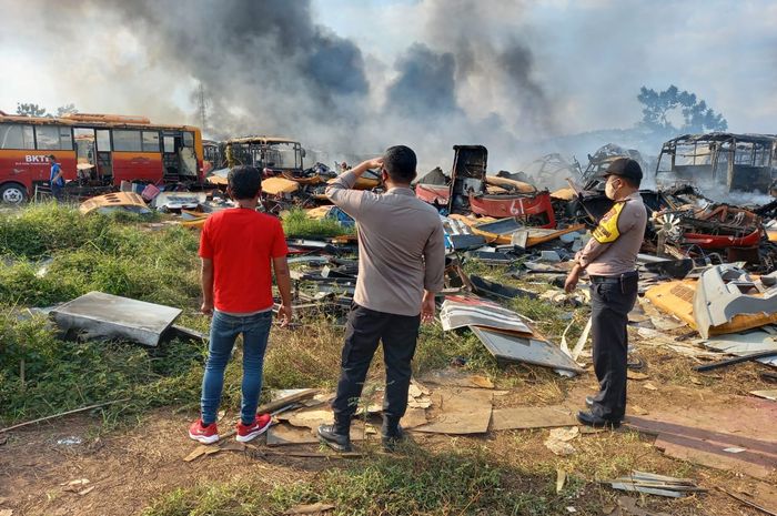 Bangkai bus transjakarta terbakar di Bogor