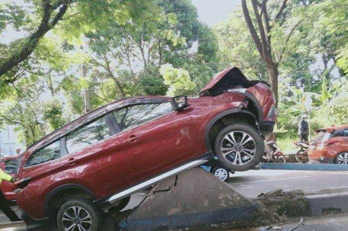 Daihatsu Terios naik ke beton usai terjang tiang lampu akibat mata pengemudi mendadak gelap