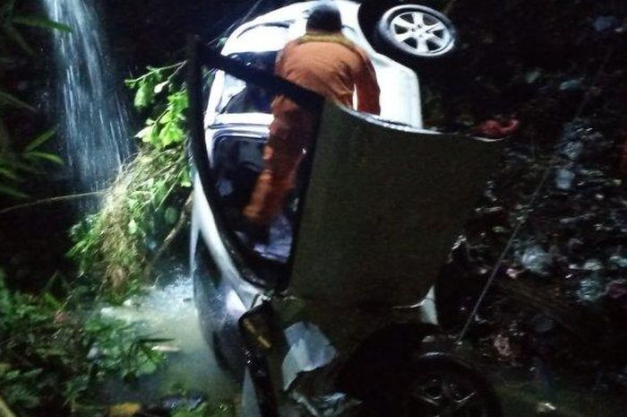 Daihatsu Sirion terjun ke dalam jurang sedalam 10 meter di Buleleng, Bali