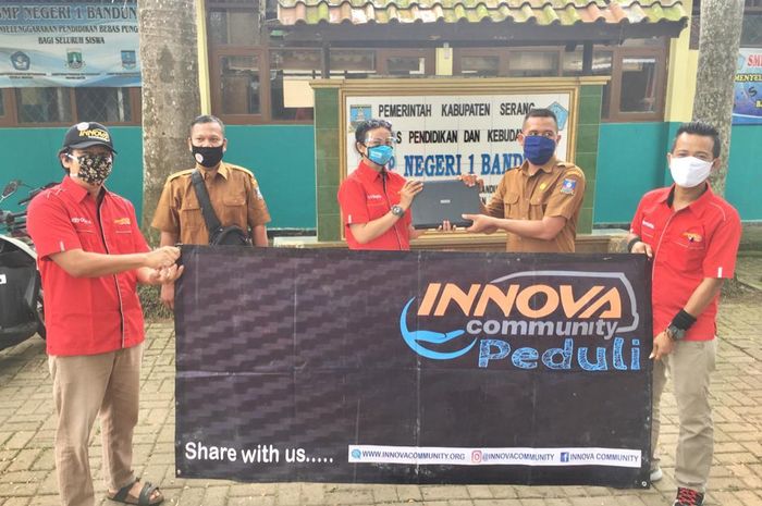 Innova Community donasikan laptop ke guru di SMP Negeri 1 Bandung