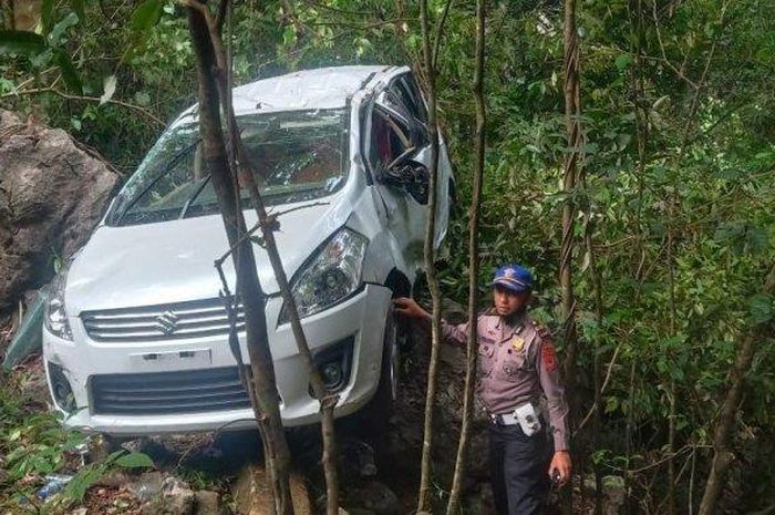 Suzuki Ertiga enggak kuat nanjak koprol ke jurang di kabupaten Maros, Sulawesi Selatan