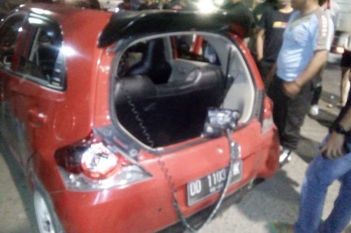 Mobil yang digunakan ASA usai dirusak ratusan pengendara motor di Jalan Sultan Alauddin Makassar, Jumat (13/11/2020).(Dok Humas Polrestabes Makassar)