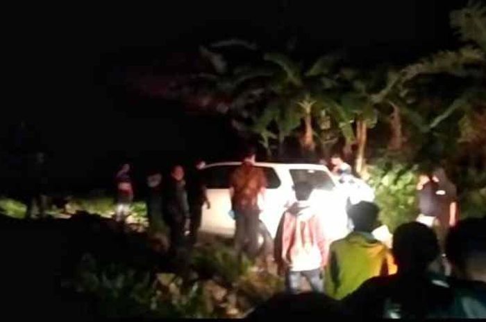 Daihatsu Xenia tersesat di Hutan Pacet, pengemudi merasa melaju di jalan mulus, kaca ada yang mengetuk