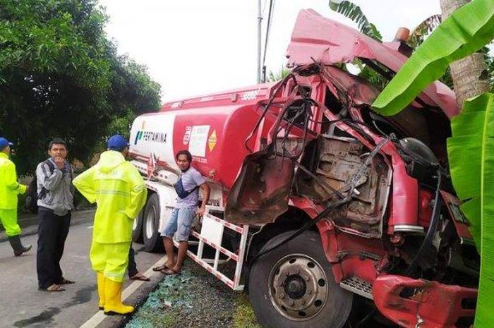 Truk tangki Pertamina lawan truk tangki Pertamina hingga kabin hancur terjang pohon di Banyumas, Jawa Tengah