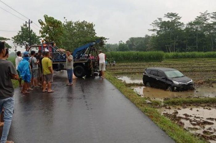 Mobil kecelakaan di Kecamatan Kemangkon hingga masuk sawah, Jumat sore (13/11/2020) 
