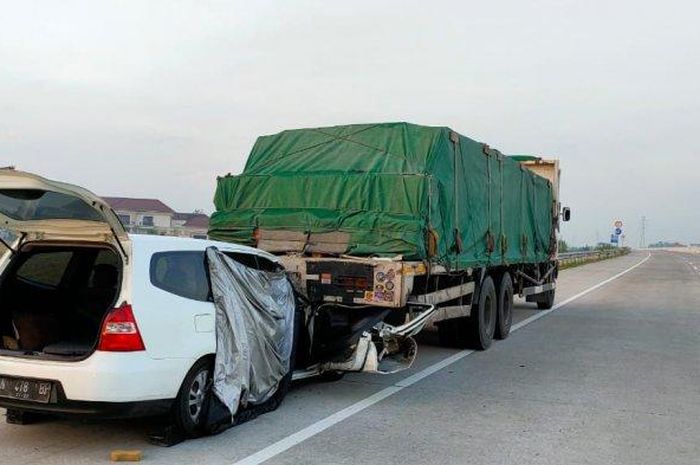 Nissan Grand Livina anggota DPRD kota Malang terjang truk hingga tertancap di kolong truk di ruas tol Ngawi-Solo