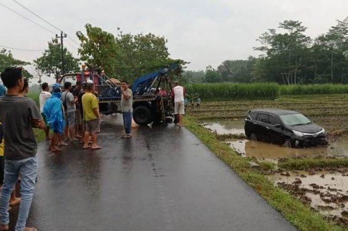 Toyota Calya masuk ke area persawahan