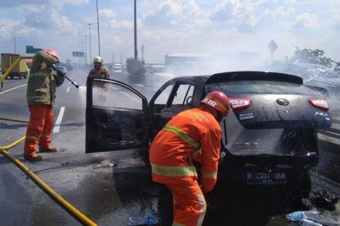 Daihatsu Ayla korsleting AC hingga ludes terbakar di tol Wiyoto Wiyono