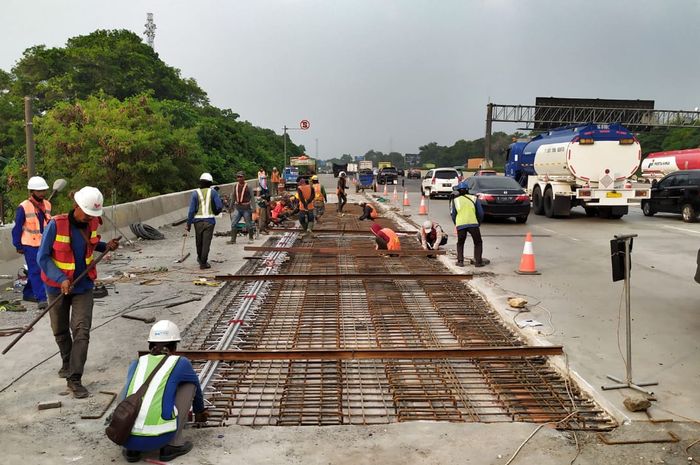 Ilustrasi. Jasamarga Metropolitan Tollroad sedang melakukan perbaikan penguatan jalan dan konstruksi jalan di jembatan ruas Tol Jagorawi.