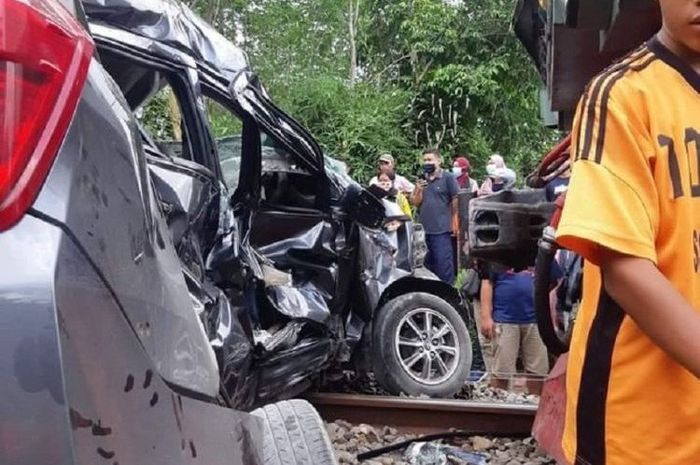 Warga membantu evakuasi korban kecelakaan antara kereta api dengan mobil di Kelurahan Talun, Kecamatan Talun, Kabupaten Blitar, Jawa Timur, Minggu (15/11/2020). 