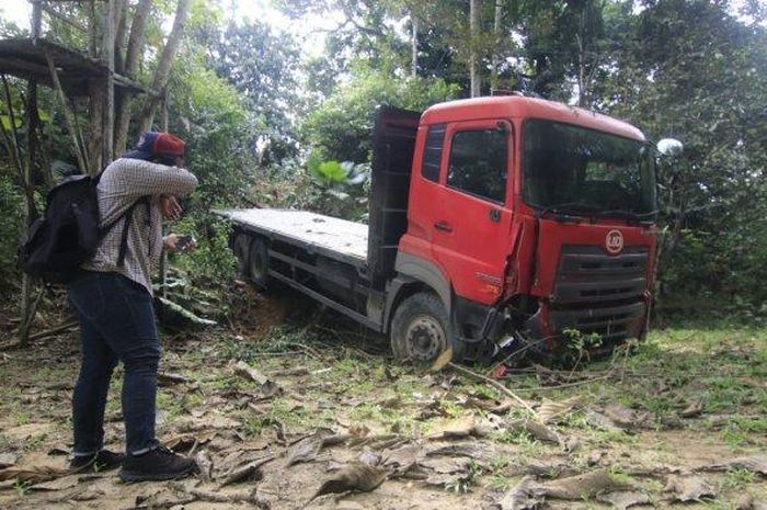 Truk tronton UD Truck Quester makan jalan di tikungan tajam hingga terjang Yamaha V-Ixion dan Honda Karisma