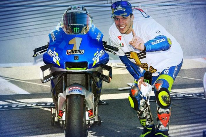 Pembalap Suzuki Ecstar, Joan Mir rayakan pencapaiannya mengunci gelar juara dunia di MotoGP Valencia 2020.