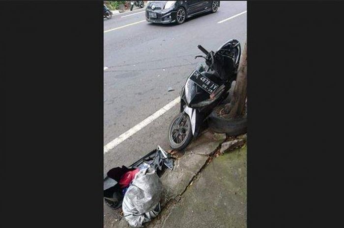 Honda Vario 125 rompal usai diterjang motor dari belakang akiba seenak jidat motong jalan di Tabanan, Bali