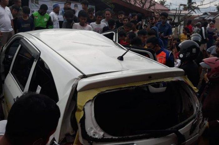 Toyota Calya ringsek setelah ditbrak kereta api