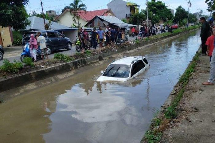 Toyota Rush tercemplung ke saluran irigasi desa Sugiwaras, Wonomulyo, Polewali Mandar, Sulawesi Barat