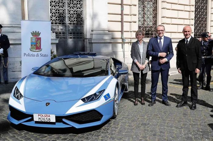 Kepolisian Italia antarkan organ ginjal menggunakan Lamborghini Huracan.