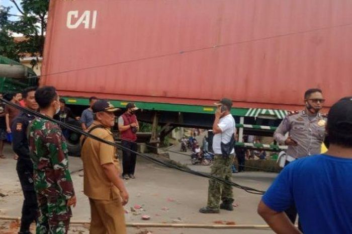 Truk kontainer tak kuat menanjak lalu mundur di Cimanggung, Sumedang. Truk lalu menabrak benteng rumah. Seorang pejalan kaki tewas. 