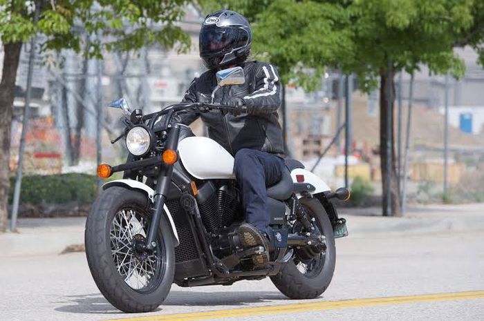 Ilustrasi. bikers sedang riding memakai celana jeans