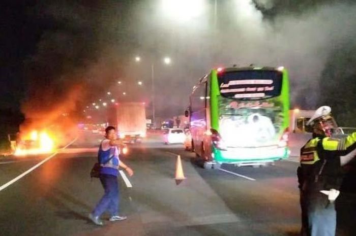 Nissan Serena hangus terbakar di Jalan Tol Surabaya-Sidoarjo, Senin (16/11/2020) malam.