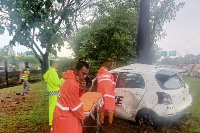 Toyota Yaris terjang pohon hingga remuk di tol Ir Sutami Makassar, Sulawesi Selatan