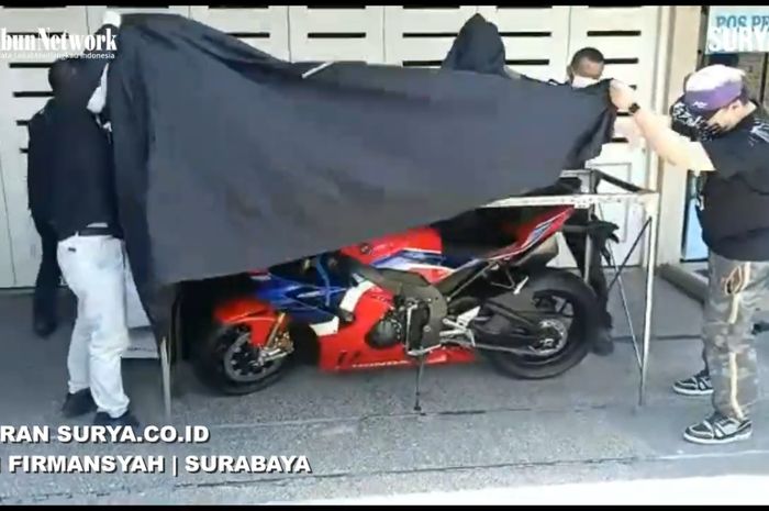 Austein Adikoesoemo (kanan) saat unboxing satu-satunya Honda CBR1000RR-R Fireblade yang ada di Indonesia.