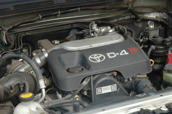 Mesin diesel 2KD-FTV D-4D (Direct Four Stroke Turbo Common-rail Injection) pada Fortuner generasi awal