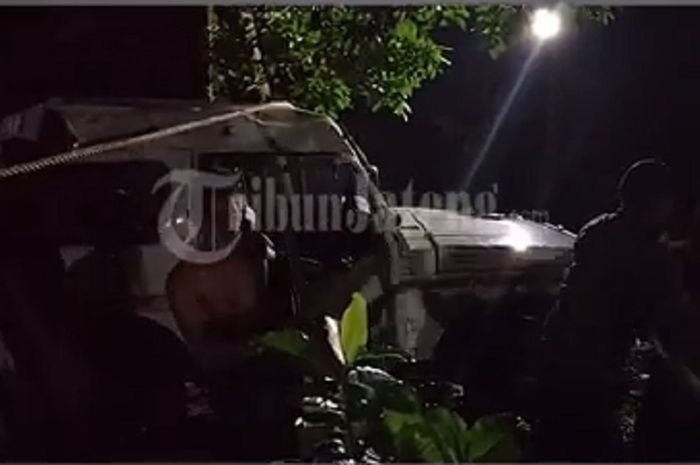 Suasana evakuasi Suzuki Jimny Masuk jurang- (Youtube TribunJateng)