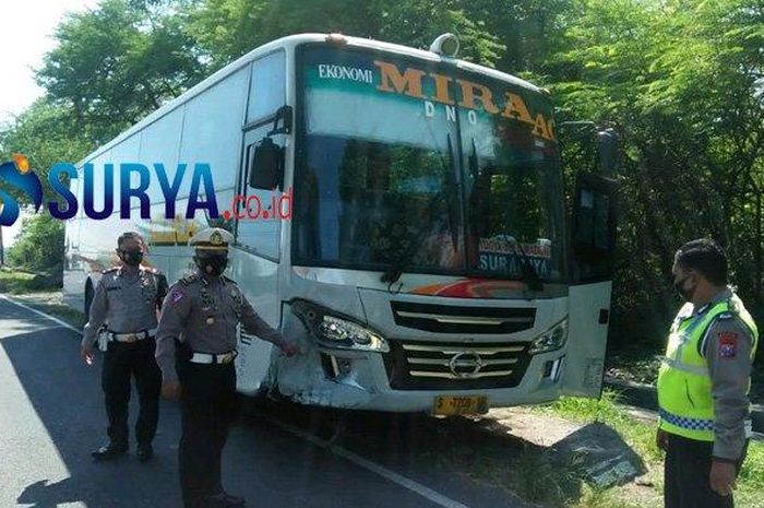 Polisi melakukan olah tempat kejadian perkara pristiwa kecelakaan yang menewaskan dua orang di Desa Sidorejo, Kecamatan Saradan - Kabupaten Madiun, Senin (16/11/2020). 